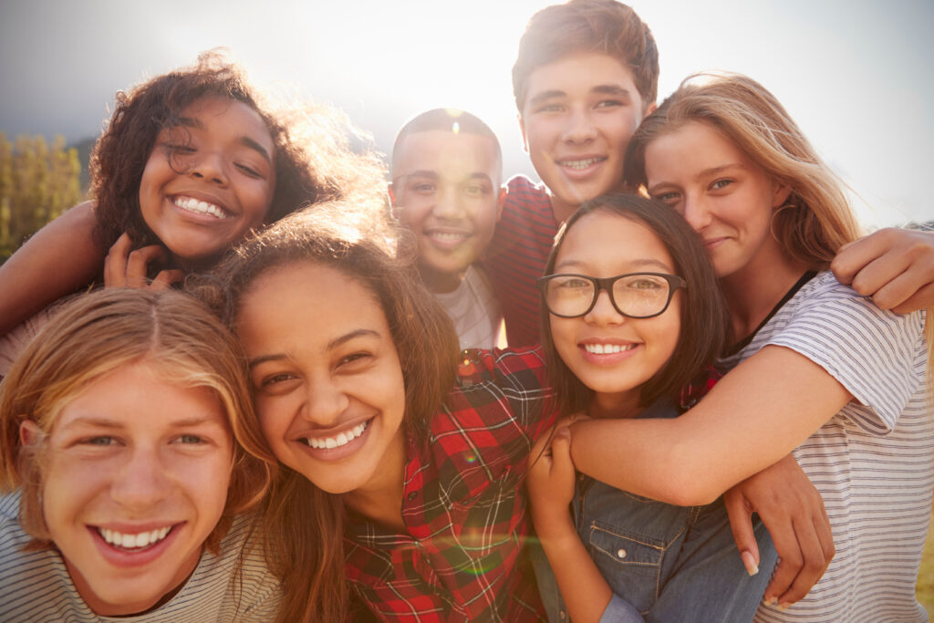Grupo de adolescentes felices.